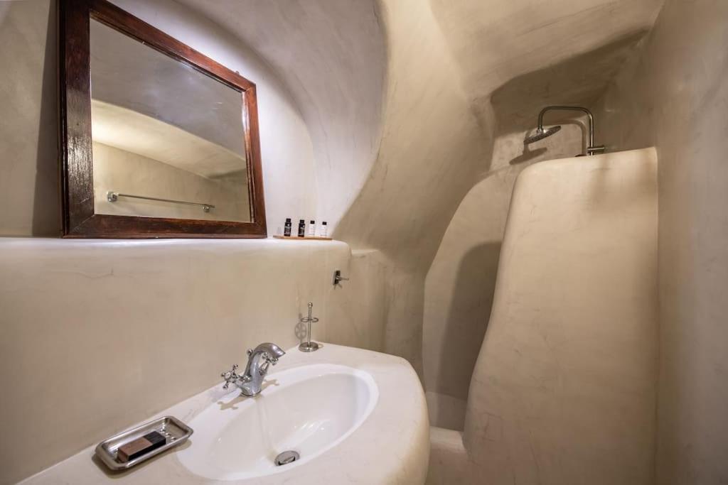 Astrea Suites "Ostria Cave Villa-Outdoor Jacuzzi" Oía Exteriör bild