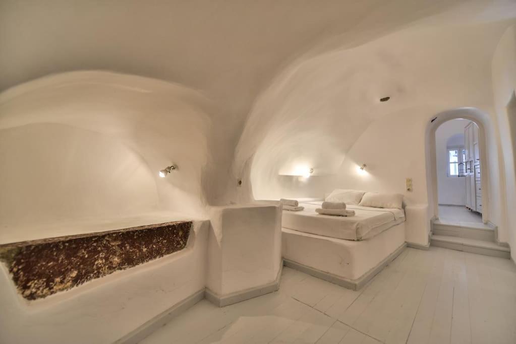 Astrea Suites "Ostria Cave Villa-Outdoor Jacuzzi" Oía Exteriör bild